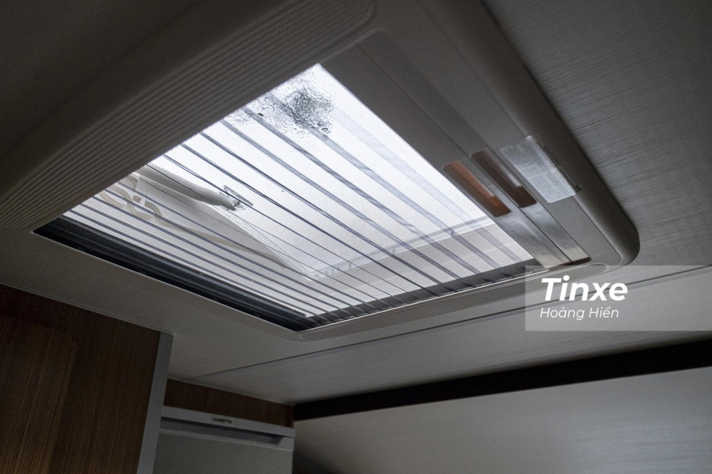 Caretta Uncle còn được trang bị luôn cửa sổ trời lấy sáng tự nhiên. Caretta Uncle còn được trang bị luôn cửa sổ trời lấy sáng tự nhiên.