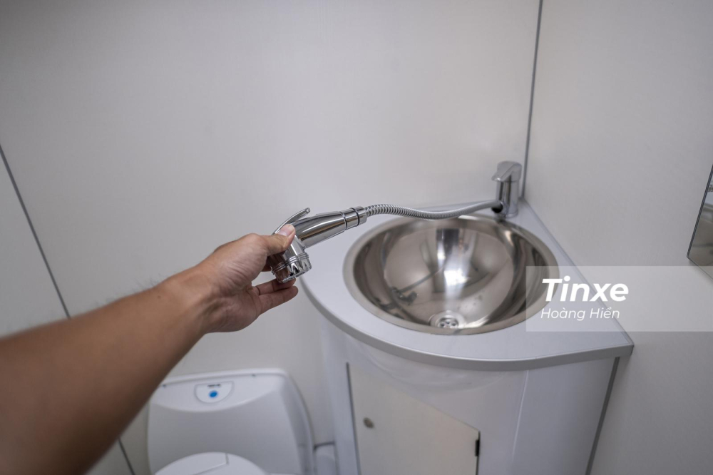 Phần vòi nước có thể kéo dài thành vòi hoa sen Phần vòi nước có thể kéo dài thành vòi hoa sen