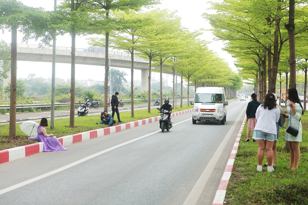 Dù có lệnh cấm dừng, cấm đỗ, cấm người đi bộ lên cao tốc Hà Nội - Bắc Giang nhưng nhiều người vẫn làm ngơ để... làm màu.