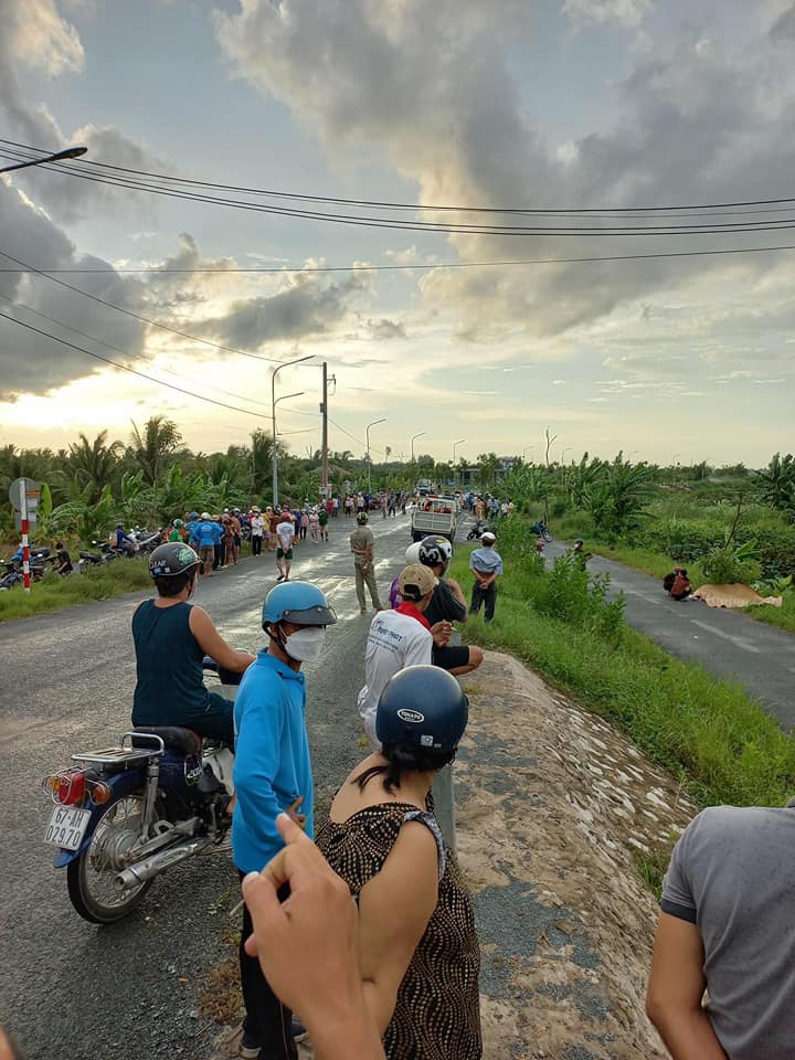 Nhiều người dân hiếu kỳ tập trung tại hiện trường vụ tai nạn Nhiều người dân hiếu kỳ tập trung tại hiện trường vụ tai nạn
