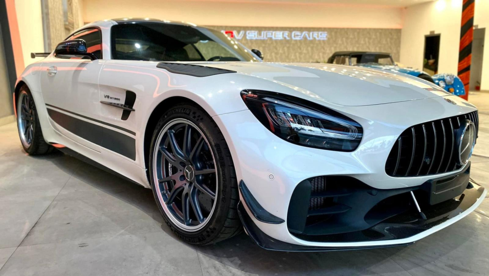 Cận cảnh siêu xe Mercedes-AMG GT R Pro thứ 2 về nước, màu sơn là hàng độc Cận cảnh siêu xe Mercedes-AMG GT R Pro thứ 2 về nước, màu sơn là hàng độc