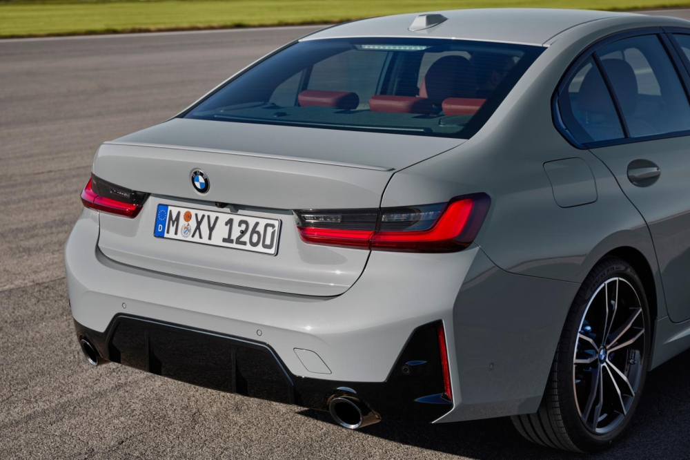 BMW 3-Series 2023 nhìn từ phía sau