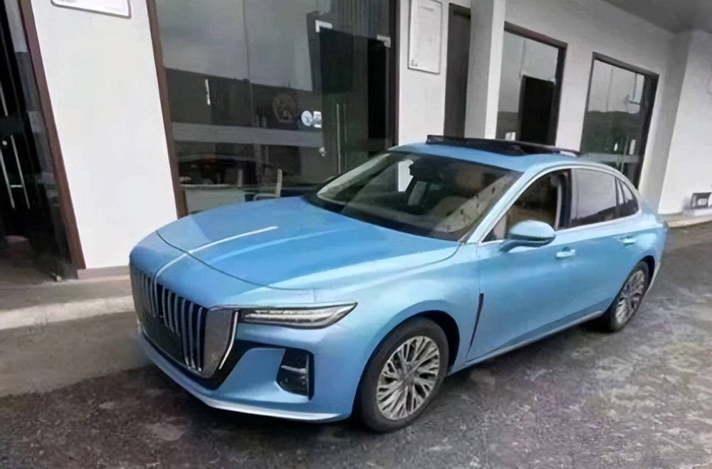 H5 - mẫu xe được mệnh danh tiểu Hồng Kỳ H9 - bị bắt gặp trên đường phố