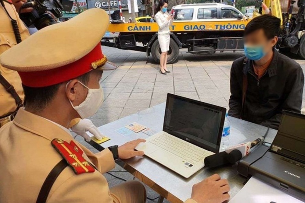 người vi phạm giao thông mà gặp hoàn cảnh khó khăn thuộc quy định nêu trên thì có thể được miễn, giảm tiền phạt, tuy nhiên còn phụ thuộc vào cơ quan có thẩm quyền xem xét, quyết định trong từng trường hợp cụ thể. người vi phạm giao thông mà gặp hoàn cảnh khó khăn thuộc quy định nêu trên thì có thể được miễn, giảm tiền phạt, tuy nhiên còn phụ thuộc vào cơ quan có thẩm quyền xem xét, quyết định trong từng trường hợp cụ thể.