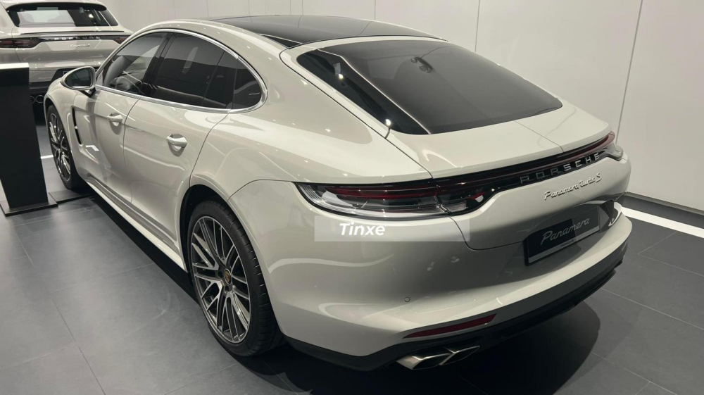 Giá xe Porsche Panamera 2022 chính hãng tại Việt Nam bắt đầu từ 5,31 tỷ đồng, nhưng khách hàng nào bấm vào lựa chọn mua phiên bản Porsche Panamera GTS sẽ phải chi thêm tối thiểu 4,61 tỷ đồng so với bản tiêu chuẩn.