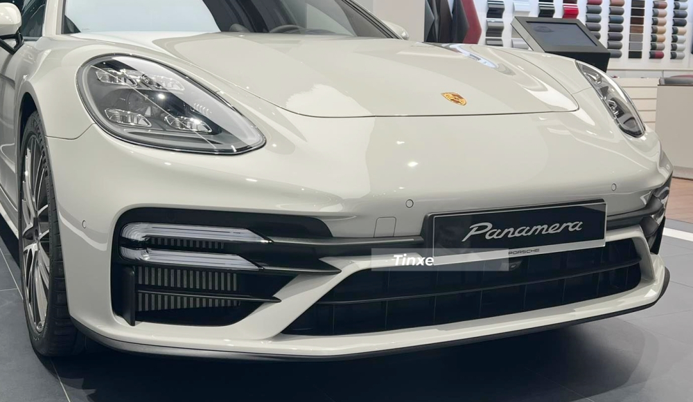 Bên cạnh sức mạnh ấn tượng, Porsche Panamera Turbo S bản nâng cấp còn sở hữu khung gầm và hệ thống điều khiển nâng cấp, tập trung vào tính thể thao cũng như thoải mái nhờ hệ thống treo chủ động Porsche Active Suspension Management (PASM) đã được cải tiến.