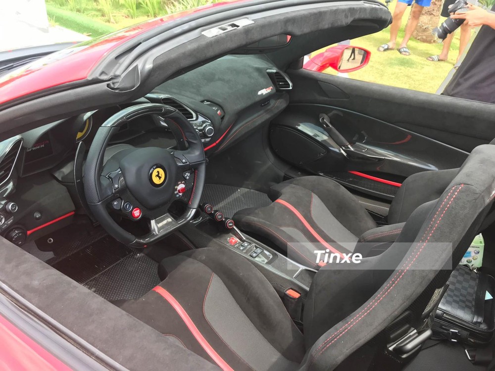 Khoang lái của xe Ferrari 488 Pista Spider 