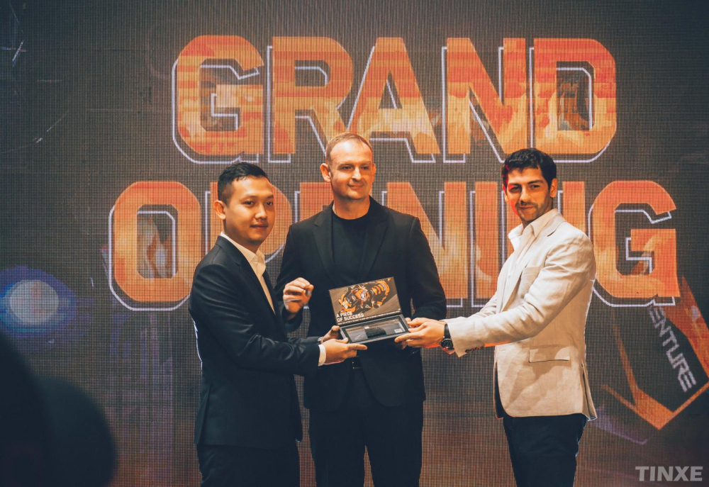 Ban giám đốc của thương hiệu trao quà nhân dịp khai trương showroom mới