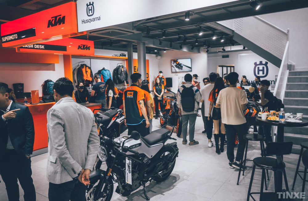 Phong cách thiết kế khá bắt mắt của 2 thương hiệu trong cùng một showroom