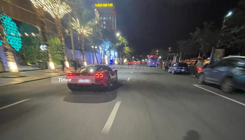 Cường Đô-la điều khiển siêu xe Ferrari F8 Tributo ở Đà Nẵng