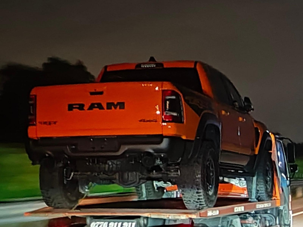2 chiếc xe Ram 1500 TRX 2022 này có màu cam