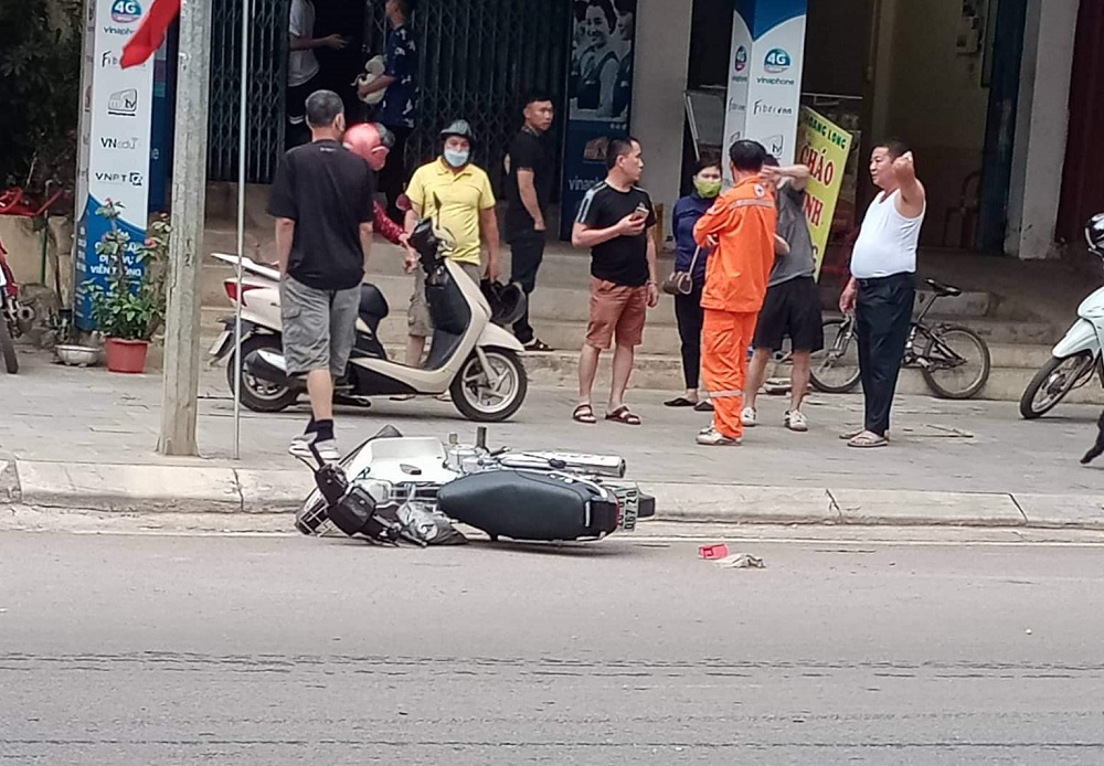 Chiếc xe máy nằm đổ bên lề đường