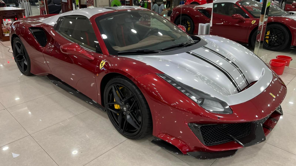 Đi chợ siêu xe cuối tuần, ông Đặng Lê Nguyên Vũ tiện tay rước luôn Ferrari 488 Pista Spider có giá hơn 38 tỷ đồng