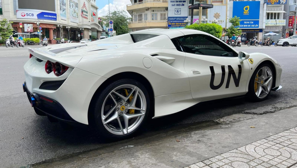 Và đến nay, bạch mã Ferrari F8 Spider độc nhất Việt Nam được Chủ tịch Trung Nguyên chốt đơn, siêu ngựa được dán thêm chữ UN bên hông xe, 1 cách nhận biết xe mới của Chủ tịch Trung Nguyên