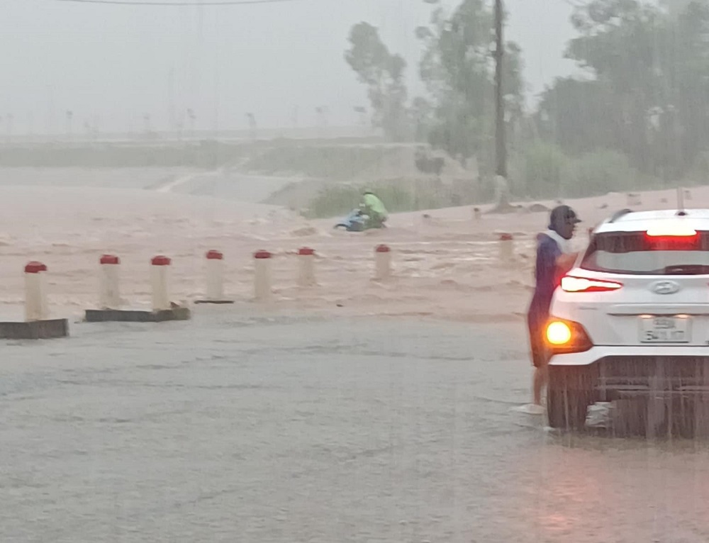 Hai đường vào Khu công nghiệp Bá Thiện 2 thuộc địa bàn huyện Bình Xuyên, tỉnh Vĩnh Phúc cũng xảy ra tình trạng lũ lụt