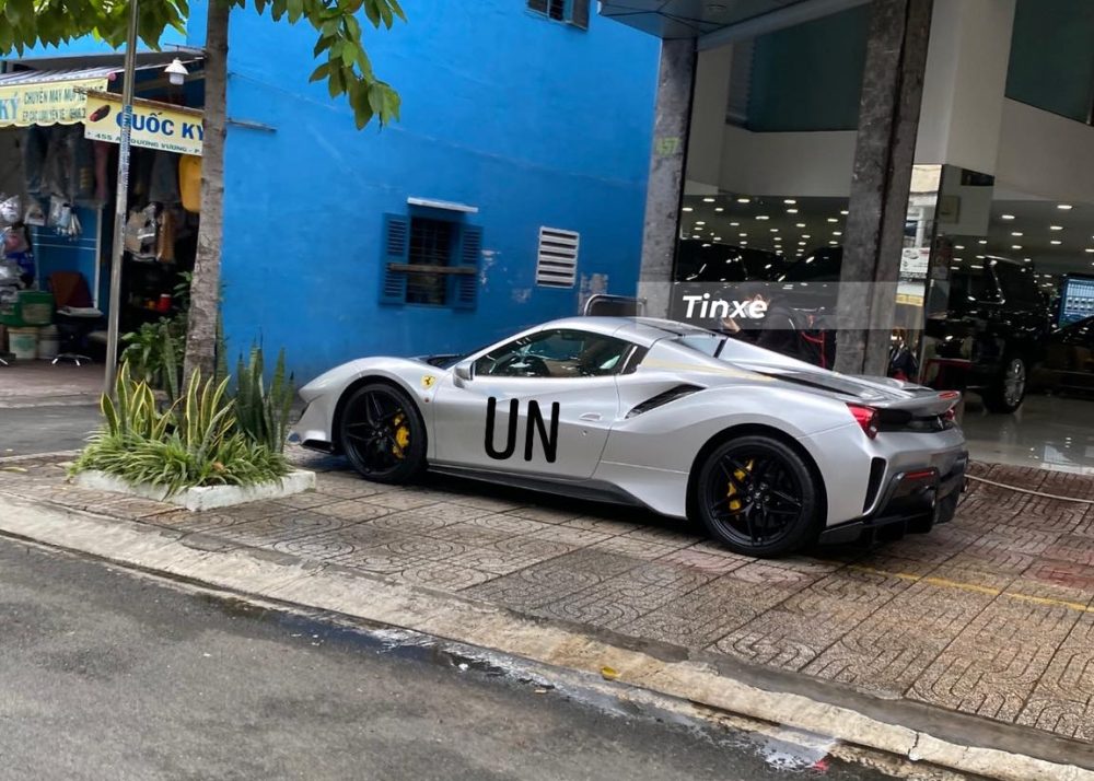 Chữ UN đã được dán bên hông cửa xe