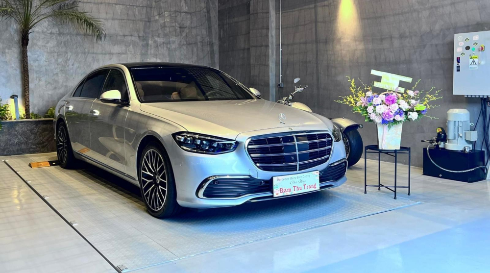 Mercedes-Benz S450 Luxury thế hệ mới của Đàm Thu Trang có màu sơn bạc HighTech Mercedes-Benz S450 Luxury thế hệ mới của Đàm Thu Trang có màu sơn bạc HighTech