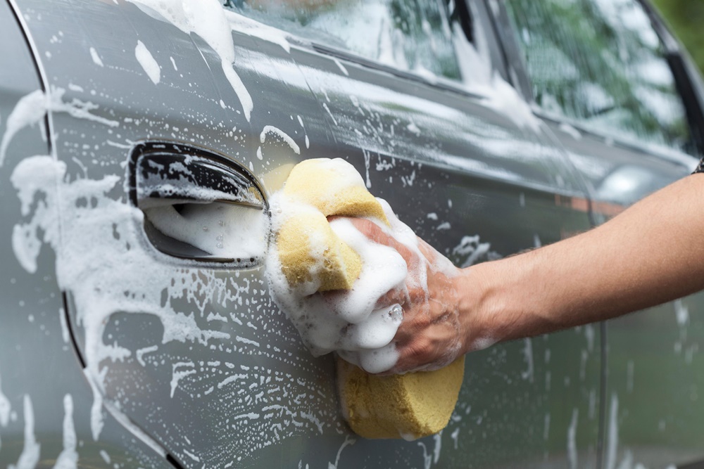Nước mưa chứa nhiều tạp chất, chất ăn mòn,... có thể làm hư hại đến lớp sơn vỏ xe.