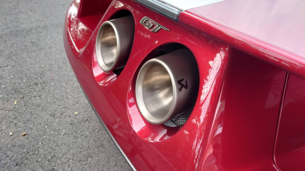 Hiện xe được trang bị bộ ống xả làm bằng titan của Akrapovic Hiện xe được trang bị bộ ống xả làm bằng titan của Akrapovic