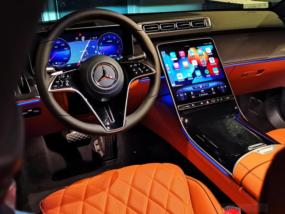 Xe có màn hình giải trí OLED kích thước 12,8 inch Xe có màn hình giải trí OLED kích thước 12,8 inch