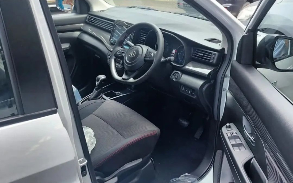 Ghế của Suzuki Ertiga Sport Hybrid 2022 có chỉ khâu màu đỏ