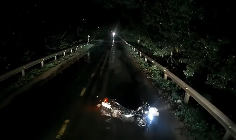 Chiếc xe máy bị ô tô kéo lê trên đường và hư hỏng nặng Chiếc xe máy bị ô tô kéo lê trên đường và hư hỏng nặng