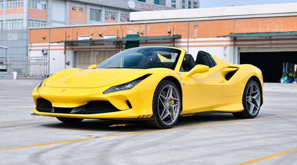 Và chiếc Ferrari F8 Spider màu vàng cũng đã được ông Đặng Lê Nguyên Vũ thâu tóm trong 2 ngày cuối tuần của tháng 5 năm 2022 Và chiếc Ferrari F8 Spider màu vàng cũng đã được ông Đặng Lê Nguyên Vũ thâu tóm trong 2 ngày cuối tuần của tháng 5 năm 2022
