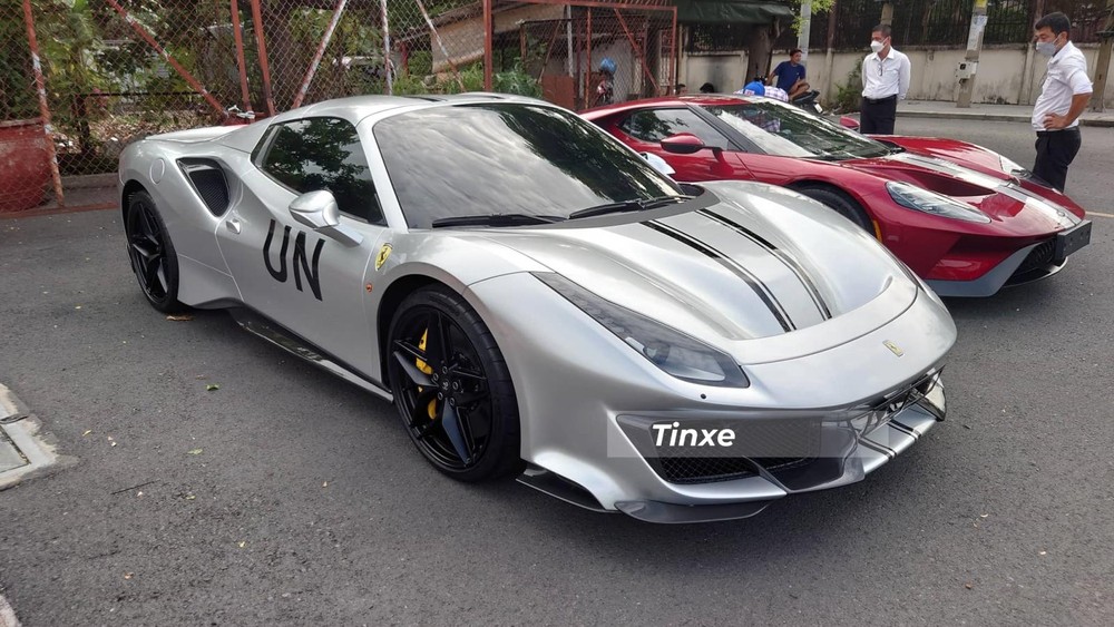 Siêu xe Ferrari 488 Pista Spider màu đỏ Rosso Fiorano mới được dán màu bạc khi về tay ông Đặng Lê Nguyên Vũ Siêu xe Ferrari 488 Pista Spider màu đỏ Rosso Fiorano mới được dán màu bạc khi về tay ông Đặng Lê Nguyên Vũ