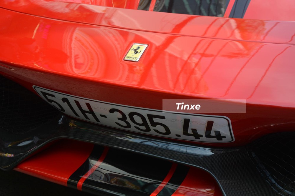 Cặp 44 trên siêu xe mui trần Ferrari 488 Pista Spider Cặp 44 trên siêu xe mui trần Ferrari 488 Pista Spider