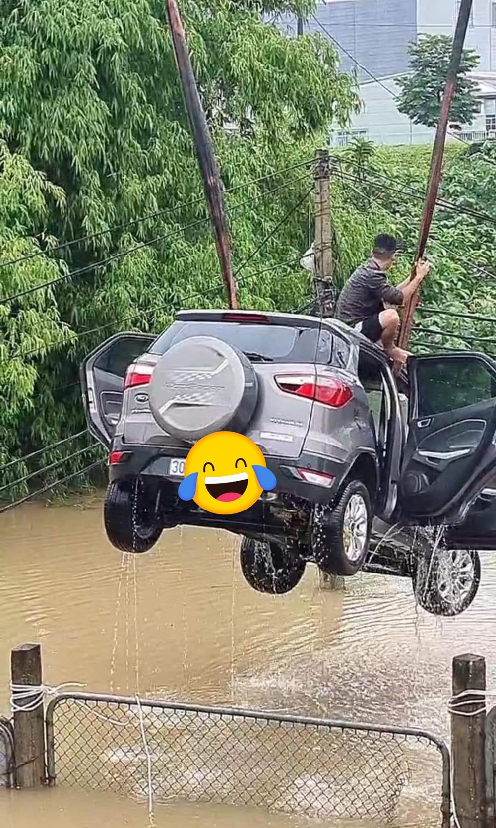 Khi xe bị chết máy do ngập nước, tuyệt đối không cố nổ máy. Nếu không công ty bảo hiểm sẽ từ chối bồi thường.