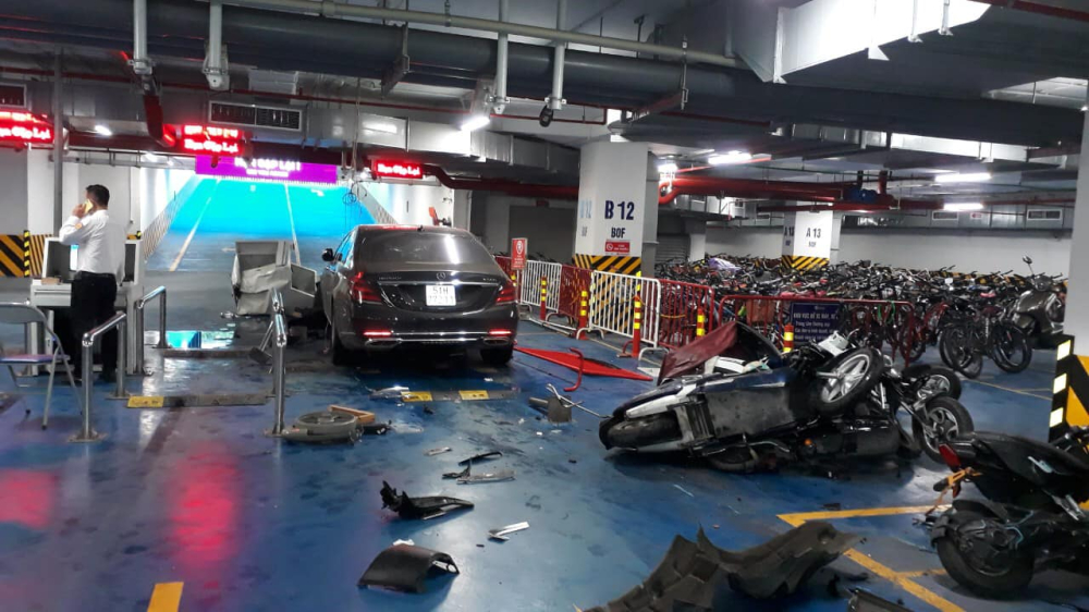 Hiện trường tan hoang của vụ tai nạn Hiện trường tan hoang của vụ tai nạn
