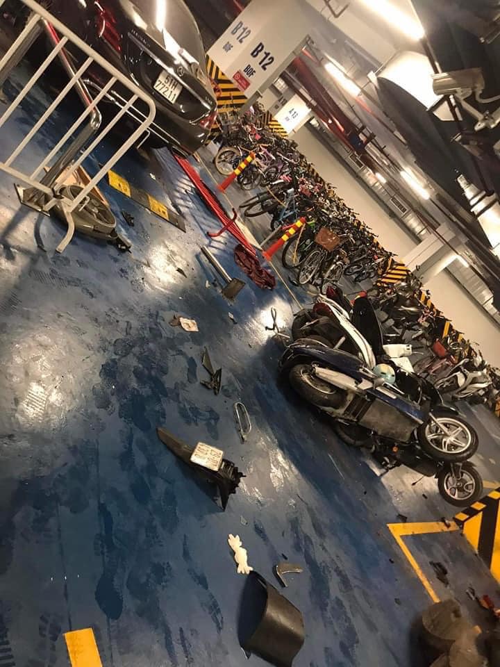 Hàng chục chiếc xe máy và xe máy điện nằm đổ la liệt trong hầm chung cư
