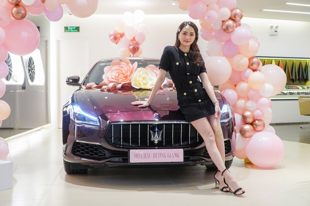 chiếc xe sang Maserati Quattroporte của Hoa hậu Hương Giang mới nhận bàn giao có thêm gói tuỳ chọn Granlusso nên giá xe có thể trên 6,9 tỷ đồng. Quattroporte hiện là dòng xe sang cao cấp nhất của hãng Maserati hiện nay. chiếc xe sang Maserati Quattroporte của Hoa hậu Hương Giang mới nhận bàn giao có thêm gói tuỳ chọn Granlusso nên giá xe có thể trên 6,9 tỷ đồng. Quattroporte hiện là dòng xe sang cao cấp nhất của hãng Maserati hiện nay.