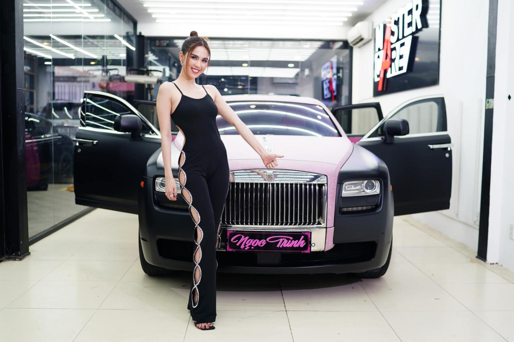 Ngọc Trinh khoe trọn vẻ sexy bên cạnh chiếc Rolls-Royce Ghost tông màu đen hồng độc đáo. Chiếc xe siêu sang Rolls-Royce Ghost Series I có giá trên 12 tỷ đồng này đã Ngọc Trinh khoe trọn vẻ sexy bên cạnh chiếc Rolls-Royce Ghost tông màu đen hồng độc đáo. Chiếc xe siêu sang Rolls-Royce Ghost Series I có giá trên 12 tỷ đồng này đã nữ hoàng nội y chi mạnh tay để thay áo mới.