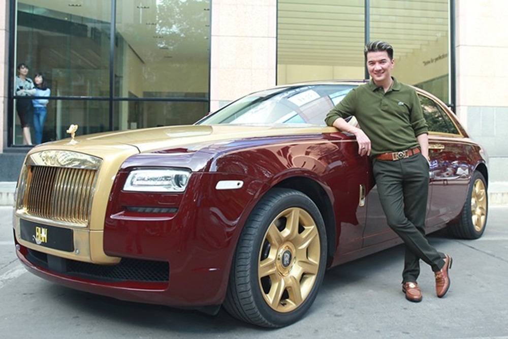 Chiếc Rolls-Royce Ghost mà nam ca sĩ Đàm Vĩnh Hưng từng chụp ảnh được mạ vàng ở một số chi tiết ngoại thất, xe ban đầu được Cựu Giám đốc Rolls-Royce Việt Nam nhập về nhưng phải mất 5 năm mới tìm thấy người mua đầu tiên, đó chính là ông Trịnh Văn Quyết Chiếc Rolls-Royce Ghost mà nam ca sĩ Đàm Vĩnh Hưng từng chụp ảnh được mạ vàng ở một số chi tiết ngoại thất, xe ban đầu được Cựu Giám đốc Rolls-Royce Việt Nam nhập về nhưng phải mất 5 năm mới tìm thấy người mua đầu tiên, đó chính là ông Trịnh Văn Quyết
