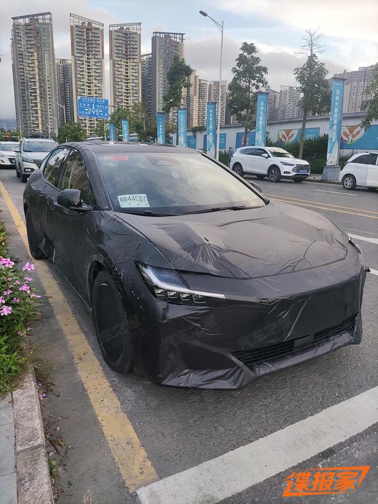 Toyota bZ5 - xe điện với kích thước như Camry - xuất hiện trên đường phố