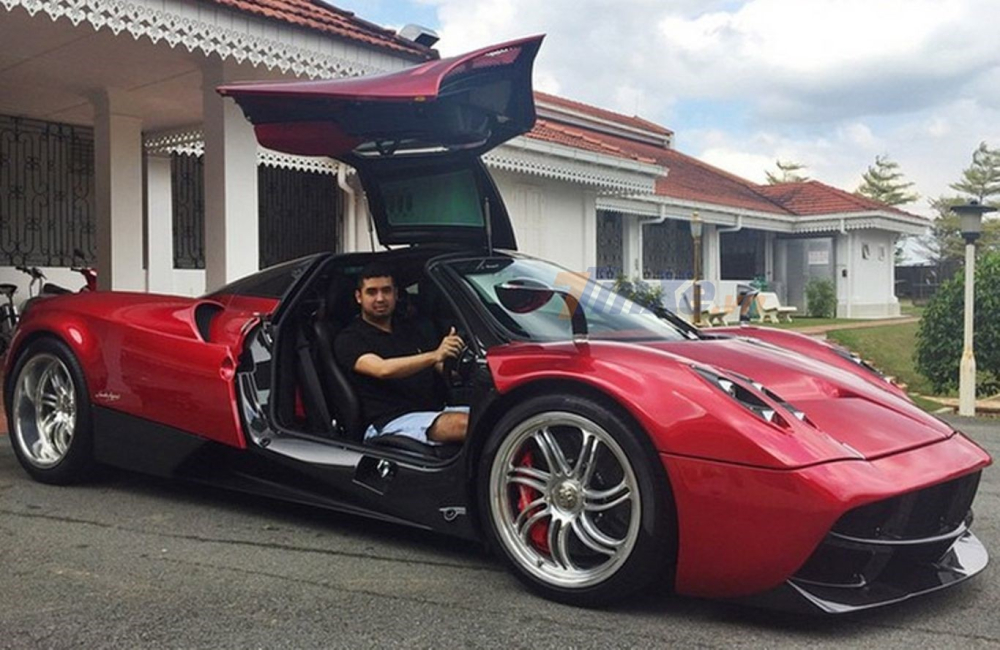 Tunku Idris Iskandar Ismail cùng siêu xe Pagani Huayra của mình Tunku Idris Iskandar Ismail cùng siêu xe Pagani Huayra của mình