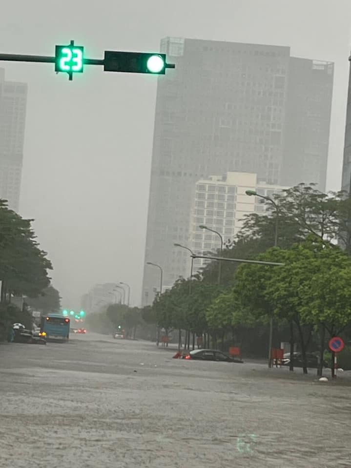 Cơn mưa lớn kéo dài 3 tiếng đồng hồ khiến đường Hà Nội ngập quá bánh xe ô tô Cơn mưa lớn kéo dài 3 tiếng đồng hồ khiến đường Hà Nội ngập quá bánh xe ô tô