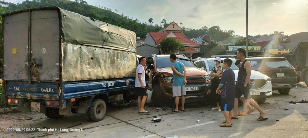 Hiện trường vụ tai nạn liên hoàn Hiện trường vụ tai nạn liên hoàn