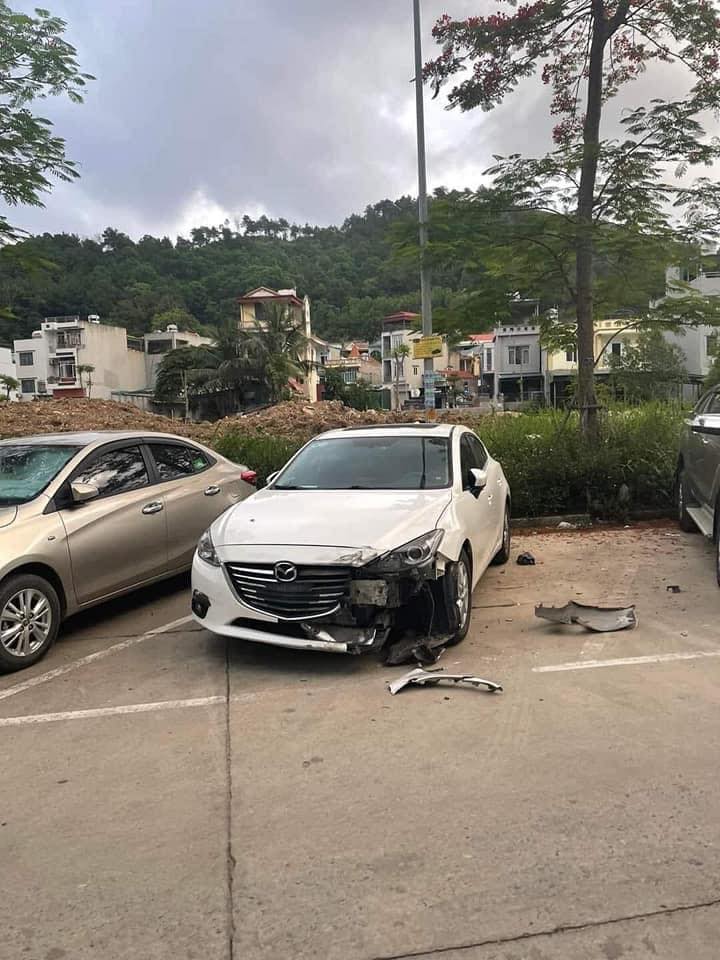 Ô tô con Mazda3 tại hiện trường Ô tô con Mazda3 tại hiện trường