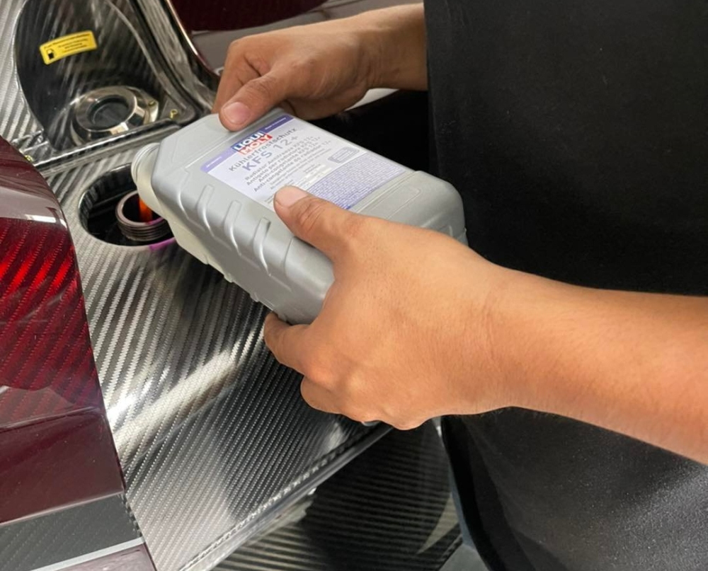 Thợ Việt tự bảo dưỡng cho siêu phẩm megacar Koenigsegg Regera của Hoàng Kim Khánh