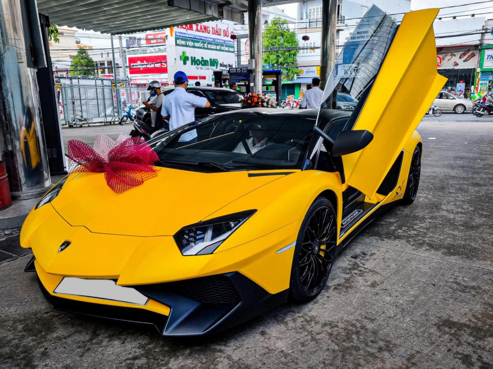 Lamborghini Aventador SV Roadster góp mặt trong đám cưới ở Đồng Nai