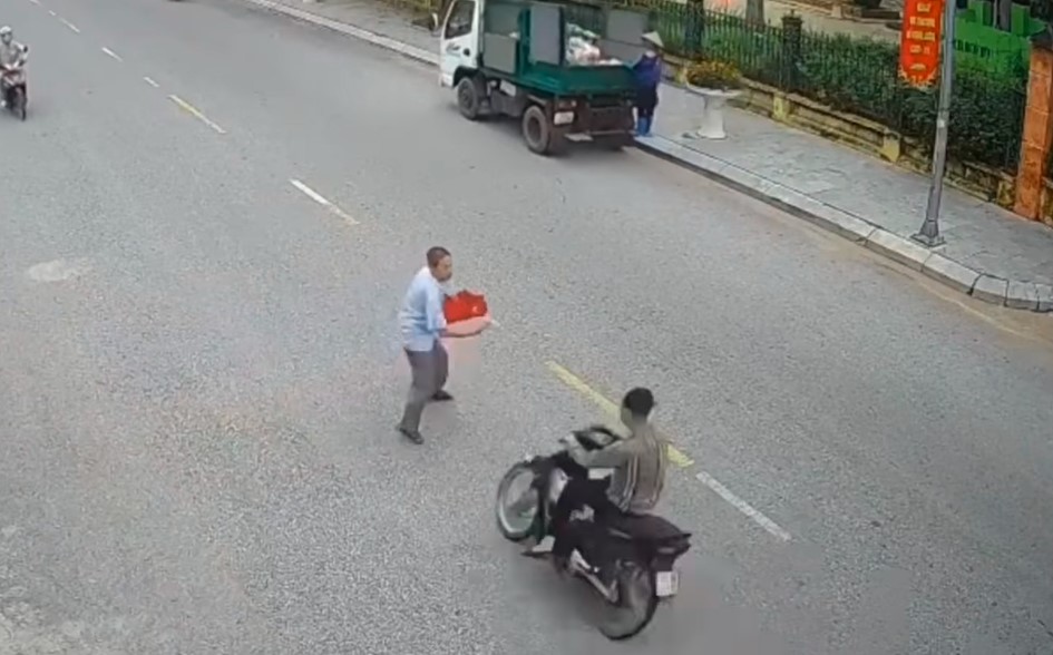 Khi thấy chiếc xe máy lao đến với tốc độ cao, người đàn ông đi bộ đã muốn tránh nhưng không kịp Khi thấy chiếc xe máy lao đến với tốc độ cao, người đàn ông đi bộ đã muốn tránh nhưng không kịp