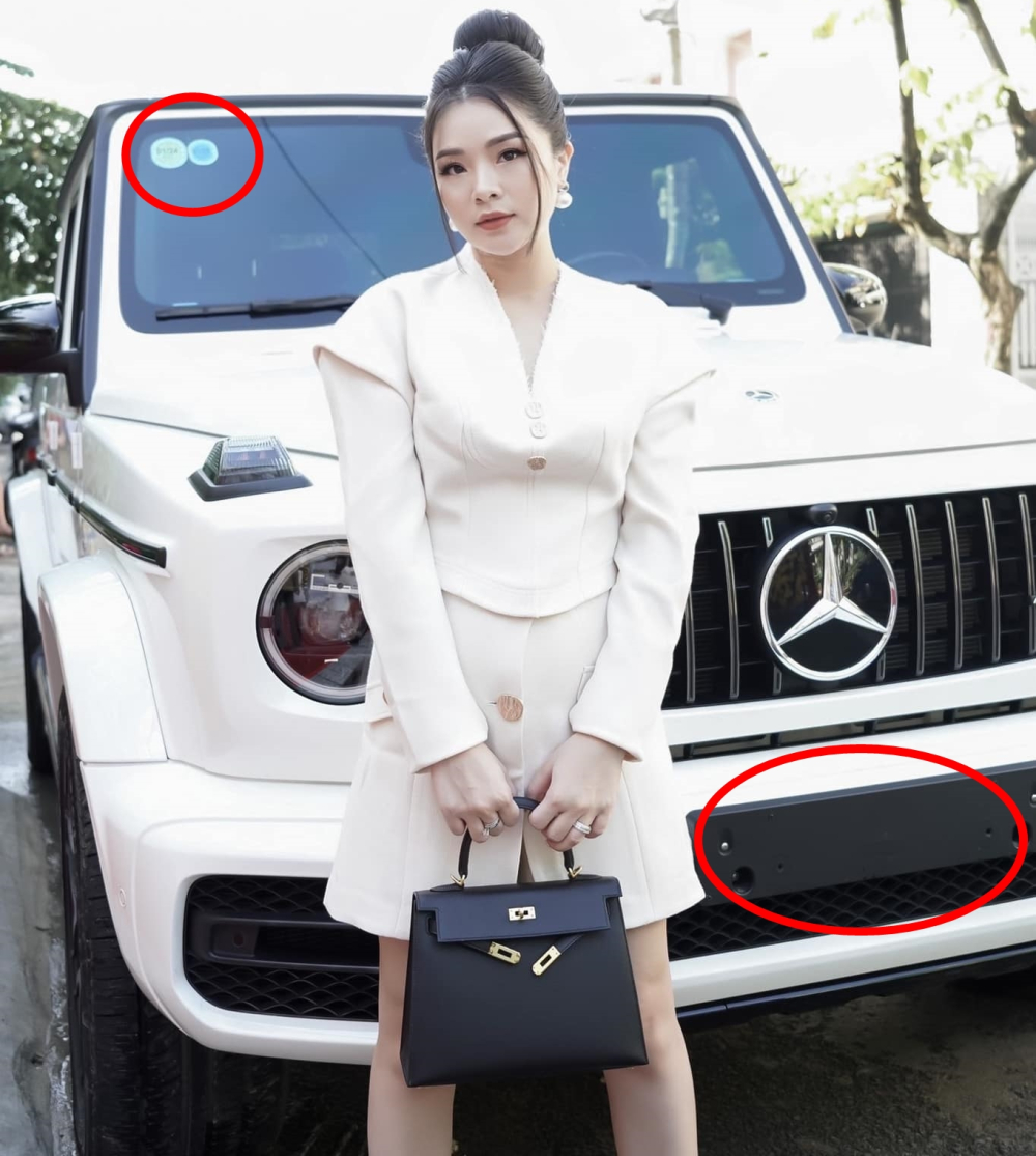 Dù xe không đeo biển số nhưng trên kính lái lại thể hiện chiếc Mercedes-AMG G63 này đã có tem đăng kiểm Dù xe không đeo biển số nhưng trên kính lái lại thể hiện chiếc Mercedes-AMG G63 này đã có tem đăng kiểm