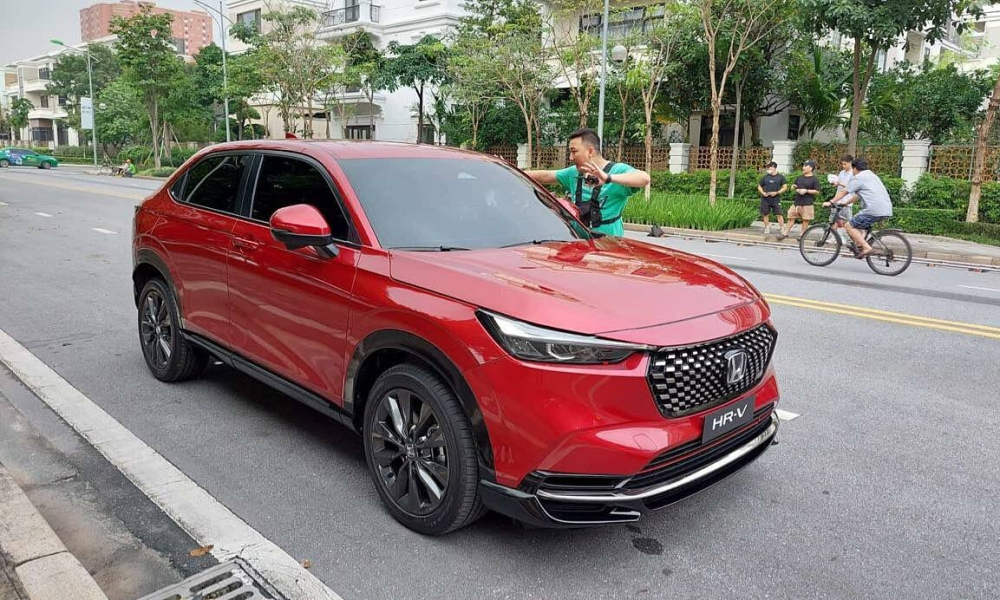 Honda HR-V 2022 bị bắt gặp trên đường phố Hà Nội là bản RS cao cấp nhất (ảnh: Minh Hy). Honda HR-V 2022 bị bắt gặp trên đường phố Hà Nội là bản RS cao cấp nhất (ảnh: Minh Hy).