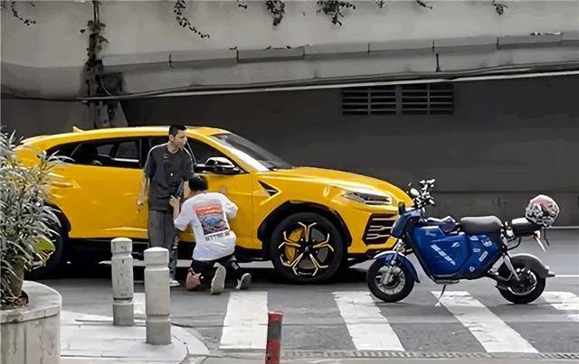 Thanh niên tông móp siêu xe Lamborghini Urus rồi quỳ xuống xin chủ xe bỏ qua