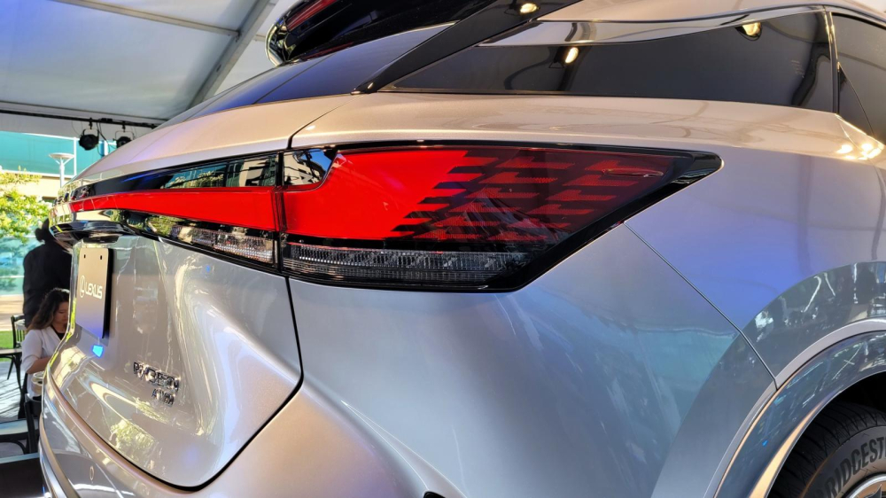 Cận cảnh đèn hậu LED mới của Lexus RX 2023