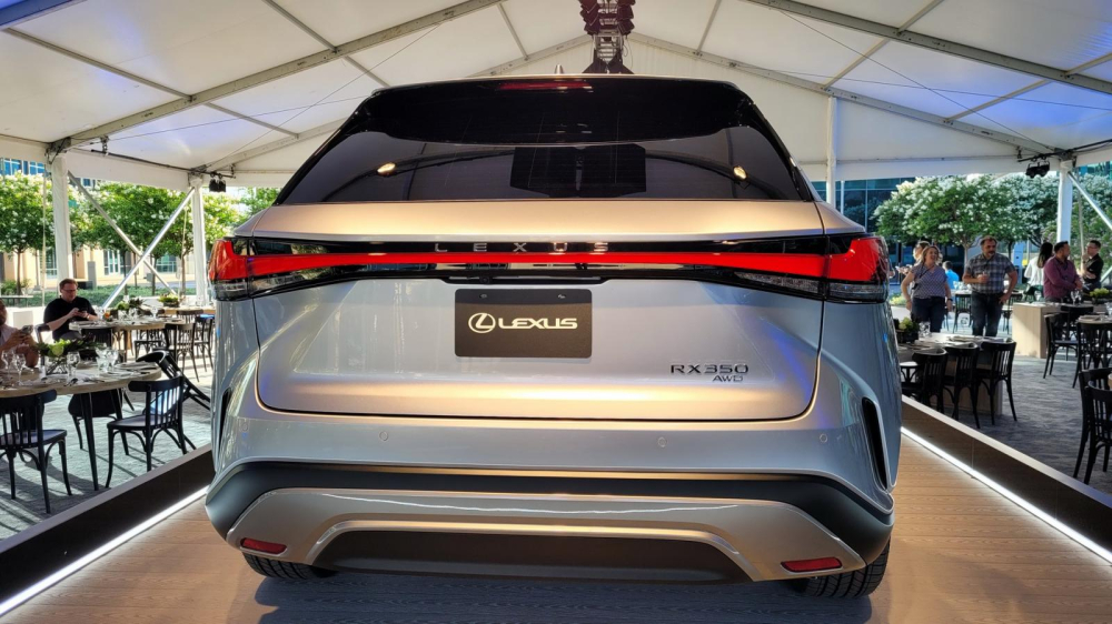 Lexus RX 2023 nhìn từ phía sau