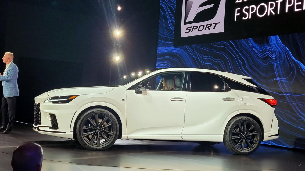 Bộ vành của Lexus RX 500h F Sport Performance 2023 có thiết kế thể thao hơn