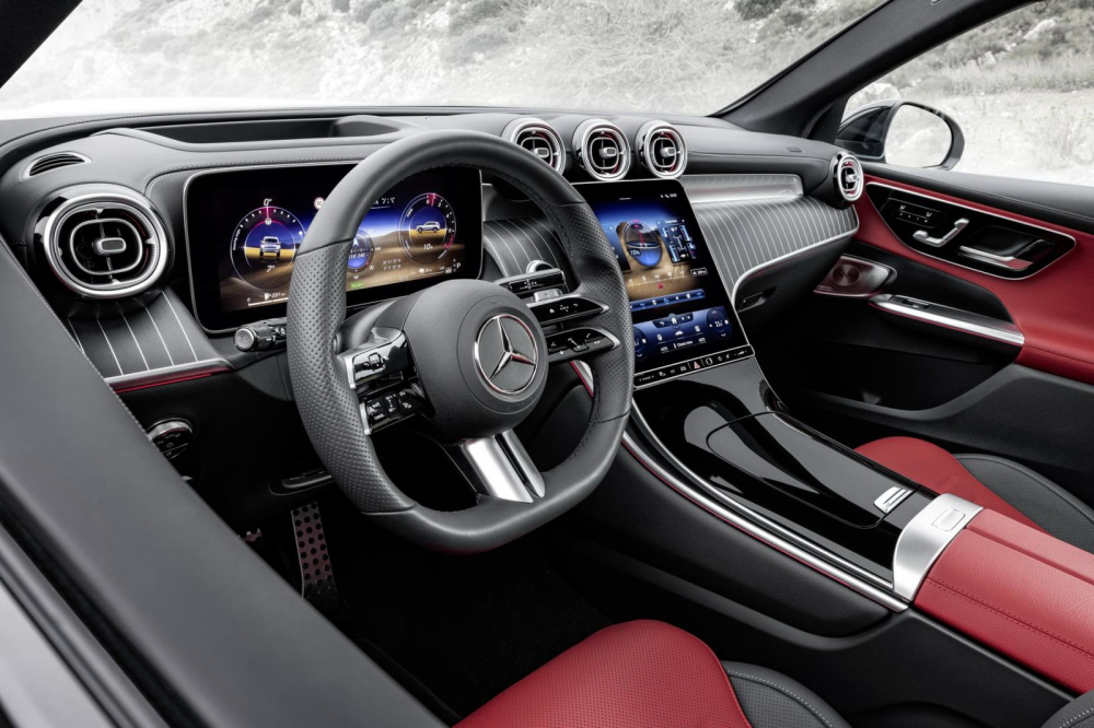 Mercedes-Benz GLC 2023 được trang bị 2 màn hình lớn